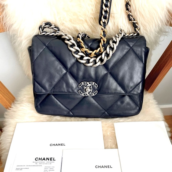 CHANEL Large 19 flap bag. - Picture 8 of 16
